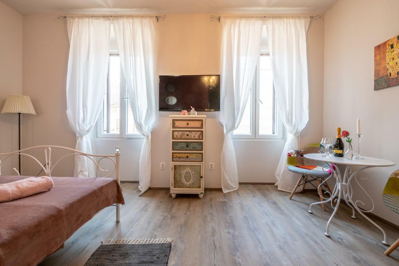 Old City Romantic Studios 3 พูลา ภายนอก รูปภาพ